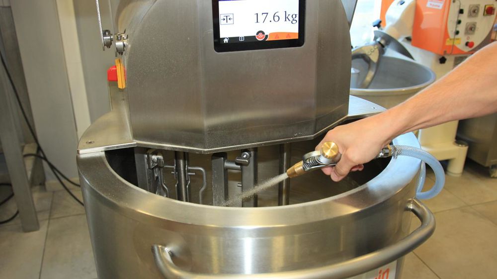 Faciles à piloter, à nettoyer, à déplacer, les équipements contemporains changent la vie au fournil (en photo, le Fermentolevain de Bertrand-Puma). 